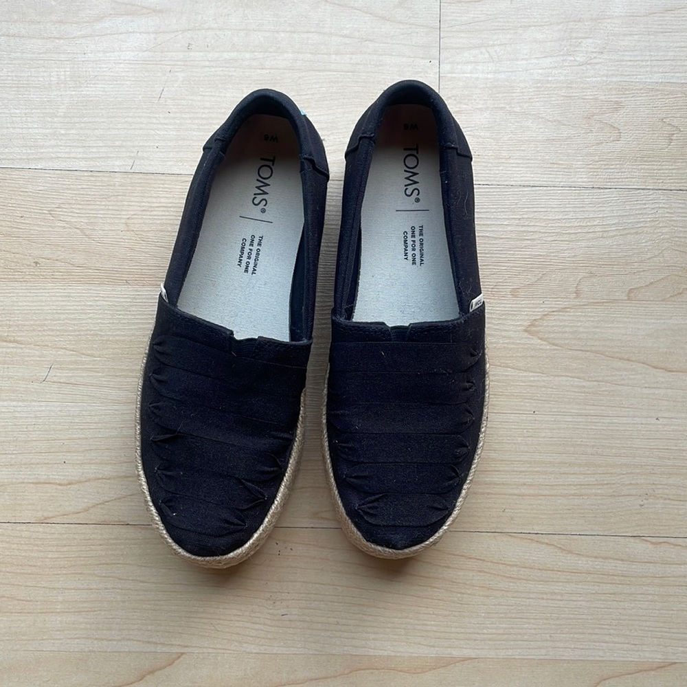 Toms - Womens Valencia Slip-On Shoes, size 6 US womens, color black.